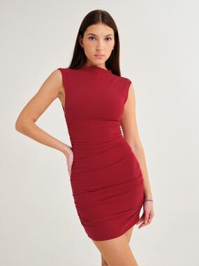 Rumored Minimalist Mini Ruched Bodycon Dress in Maroon size Large